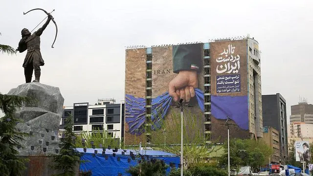 ABD'nin Hürmüz ablukası başladı: Trump 'İran'ın hücumbotlarını yok ederiz' dedi