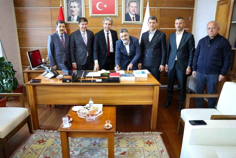 AK Parti'ye katılan Serik Belediye Başkanı Kumbul: 'Hemşehrilerimize en iyi hizmeti sunmak amacıyla yeni bir yol yürümeye karar verdim' - Son Dakika