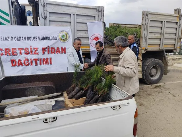 Baskil'de vatandaşlara 20 bin fidan dağıtıldı