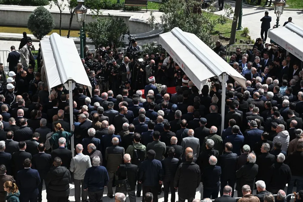 Cenazesi düzenlenen Hüsamettin Cindoruk son yolculuğuna uğurlandı