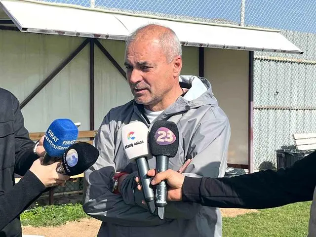 Elazığspor Teknik Direktörü Erkan Sözeri: "Elazığspor rakip seçmez, çıkar oyununu oynar"