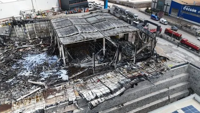 Fabrikadaki yangınının neden olduğu hasar havadan görüntülendi