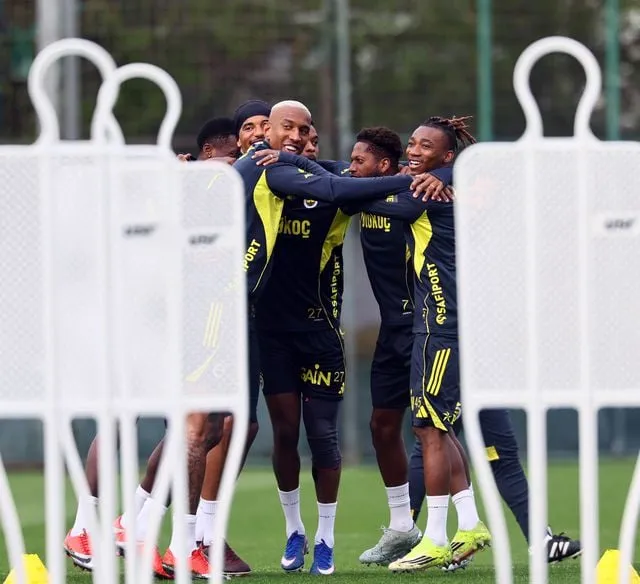 Fenerbahçe, Çaykur Rizespor maçı hazırlıklarını tamamlayarak kampa girdi