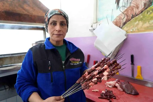 Gaziantep'in kadın ciğer ustası müşterilerden tam not alıyor