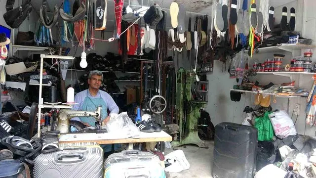 Hatay’ın Yarım Asırlık Çınarı: Prefabrik Dükkanında Meslek Aşkıyla Yeniden Doğuyor