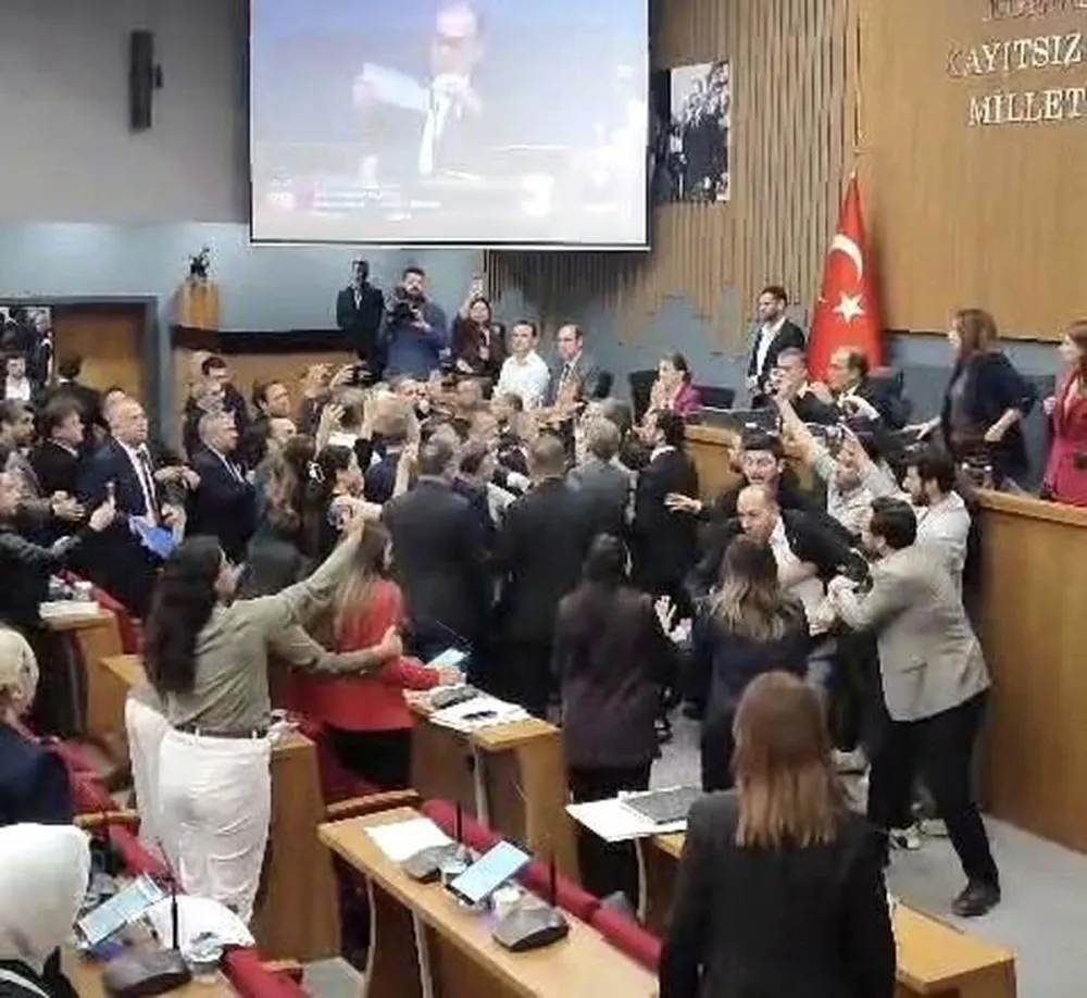 İzmir Büyükşehir Meclisinde Faaliyet Raporu Gerginliği: Oylama Öncesi Salon Karıştı