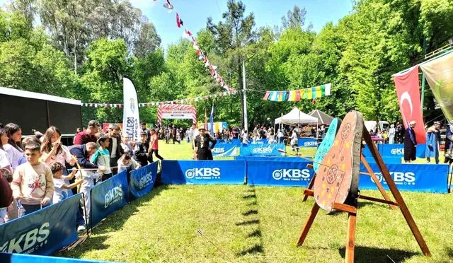 Köyceğiz'de gönüllü eğitmen, geleneksel okçuluğu halka sevdiriyor