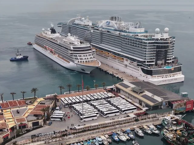Kuşadası'na 2 kruvaziyerle 5 bin 297 turist geldi
