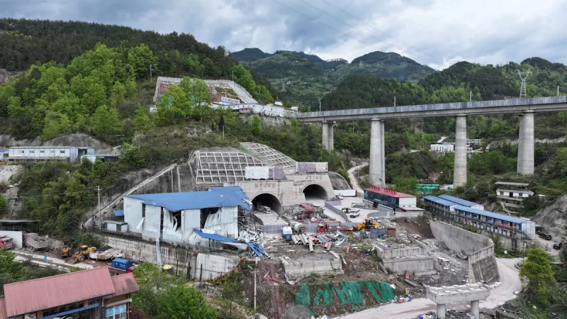 Çin'de Otoyol Tünelinde Büyük Patlama: 4 Kişi Hayatını Kaybetti, 9 Kişi Yaralandı