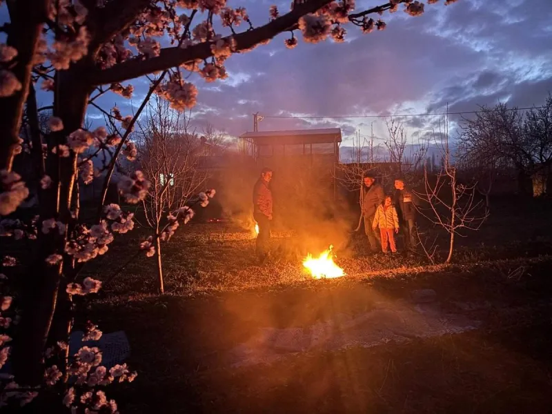 Erzincan'da Dondurucu Soğuk Mesaisi: Meyve Üreticileri Bahçelerde 'Ateş Nöbeti' Tutuyor