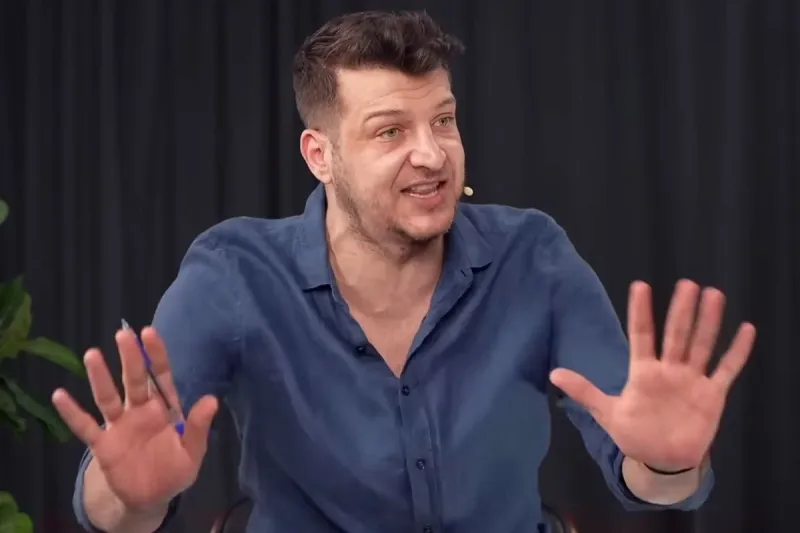 Eski Futbolcu Batuhan Karadeniz'in BAE'de Gözaltına Alındığı İddia Edildi