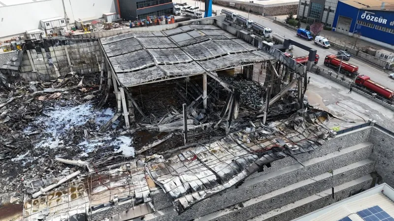 Fabrikadaki yangınının neden olduğu hasar havadan görüntülendi