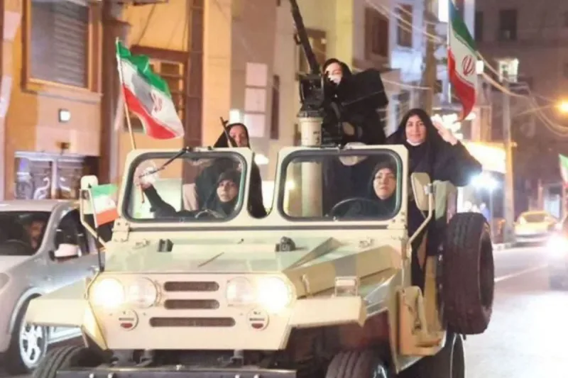 İranlı kadınlardan ABD ve İsrail’e karşı silahlarla gövde gösterisi