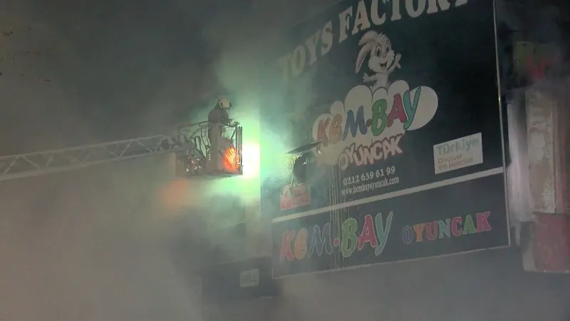 İSTOÇ'ta oyuncak mağazasında yangın çıktı