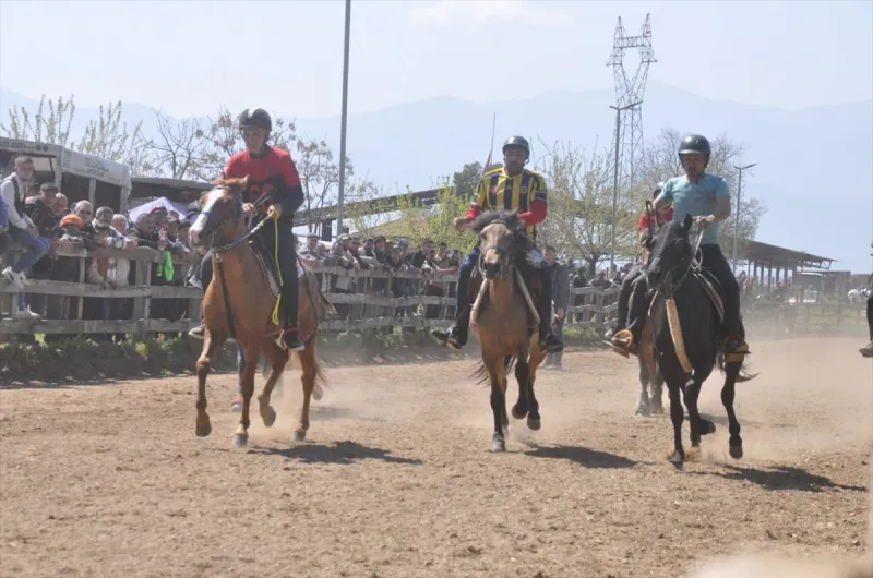 Ödemiş'te rahvan at yarışları düzenlendi