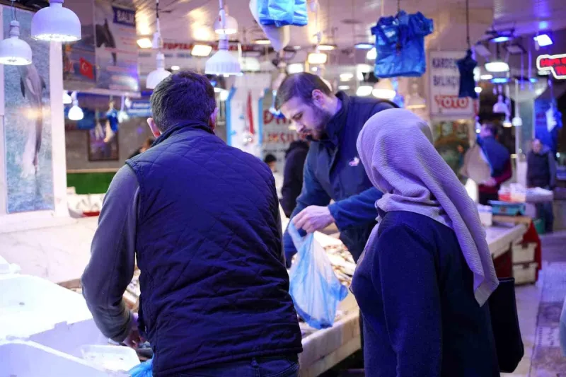 Sakarya'da sezonun son balıkları vatandaşla buluşuyor