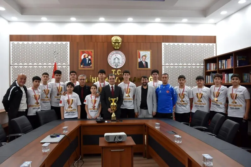 Şampiyonlar kazandıkları kupayı, Kaymakam Güldoğan