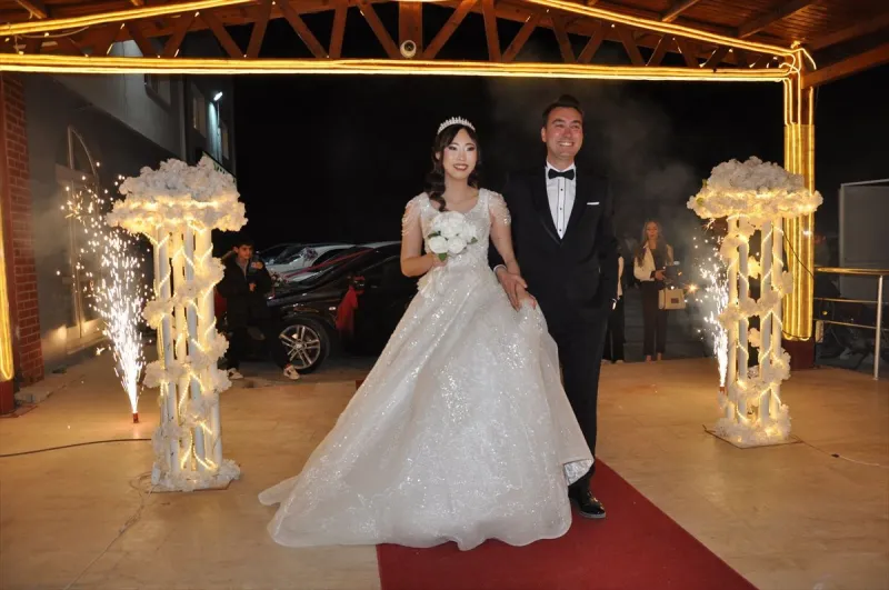 Tatilde tanışan Güney Koreli turist ile Türk rehber Mersin