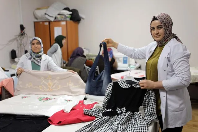 Oğuzeli'nin Maharetli Kadınları Atık Kumaşları Ekonomiye Kazandırıyor