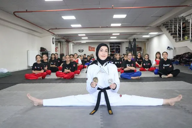 Salondaki çocukları izleyip tekvandoya başlayan işitme engelli Fatma