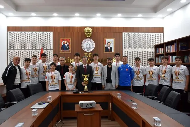 Şampiyonlar kazandıkları kupayı, Kaymakam Güldoğan