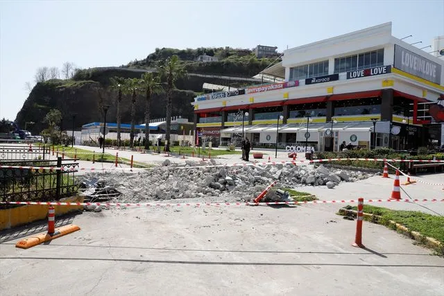 Samsun'da kara yolu kenarındaki alışveriş merkezi araç girişine kapatıldı