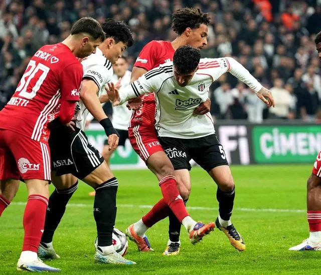 Trendyol Süper Lig: Beşiktaş: 3 Antalyaspor: 1 (İlk yarı)