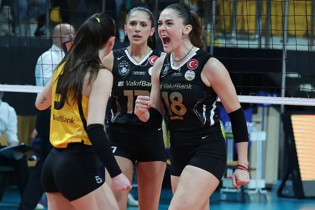 VakıfBank, Fenerbahçe karşısında seride öne geçti