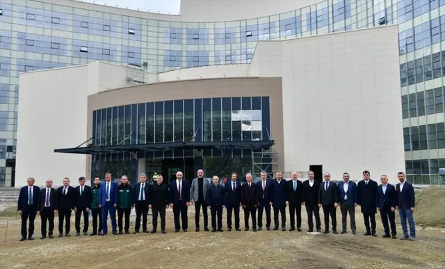 Vali Şahin yapımı devam eden Şehir Hastanesinde incelemede bulundu