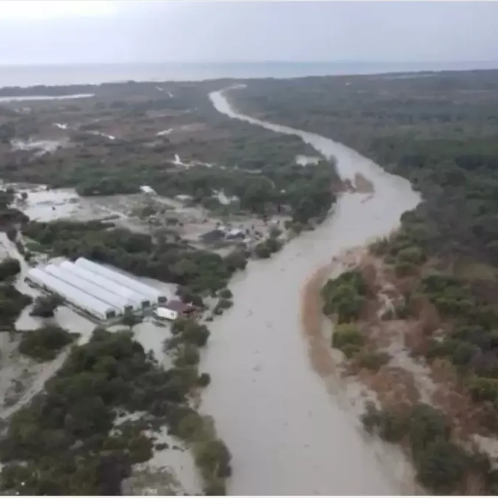 Antalya'da kuvvetli rüzgar ve sağanak etkili oluyor
