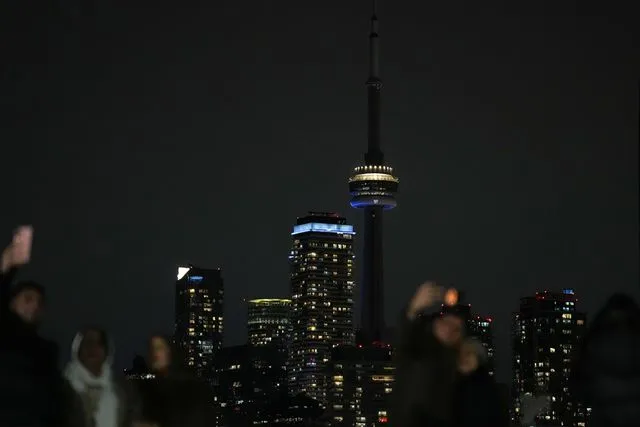 Dünya Çapında Çevre Bilincine Çağrı: CN Tower Karanlığa Gömüldü
