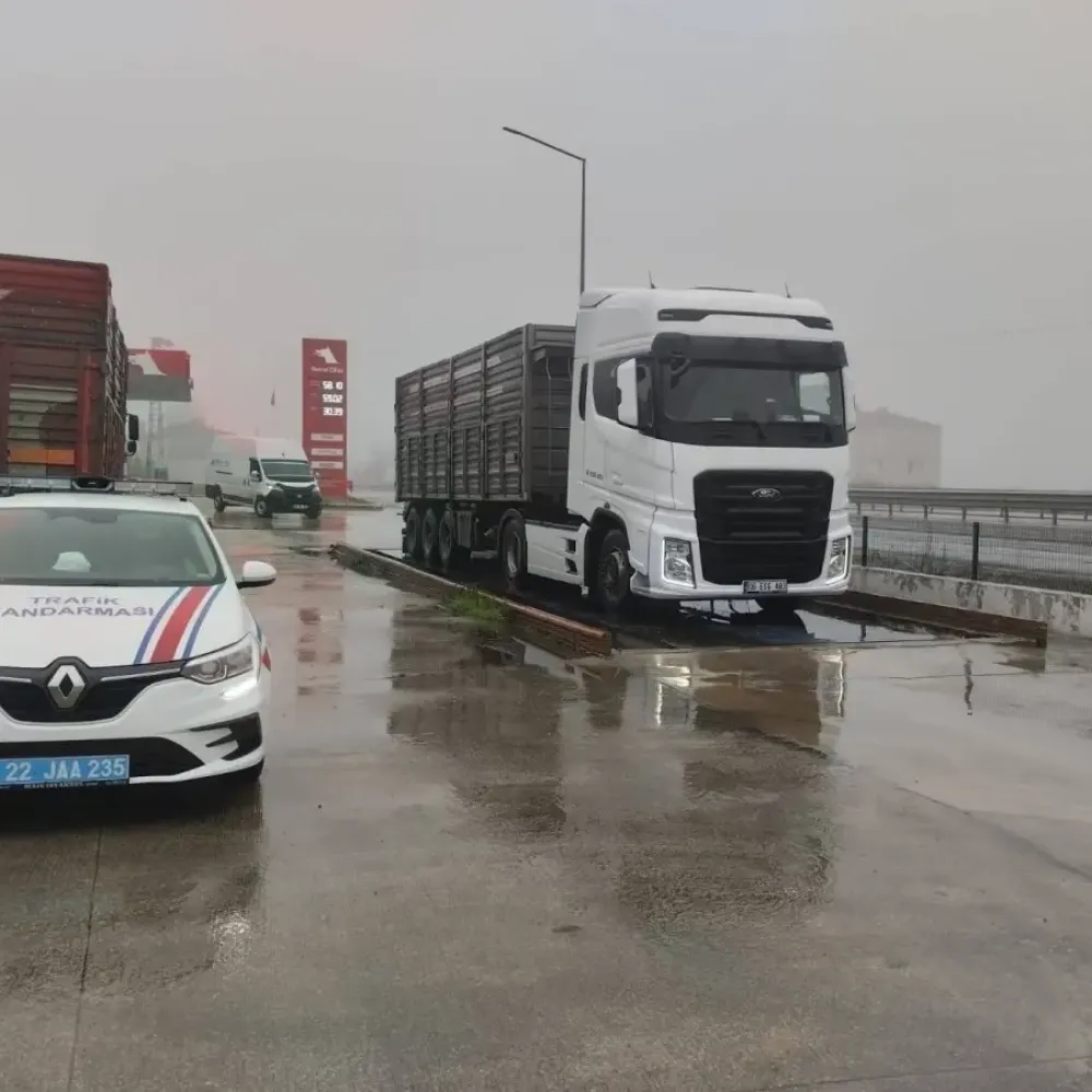 Edirne'de taşıma sınırını aşan 2 kamyon sürücüsüne 159 bin lira ceza