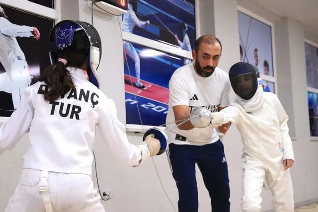 Elazığ'ın Genç Kılıcı Elif Reyyan: Antrenör Babasıyla Olimpiyat Yolunda