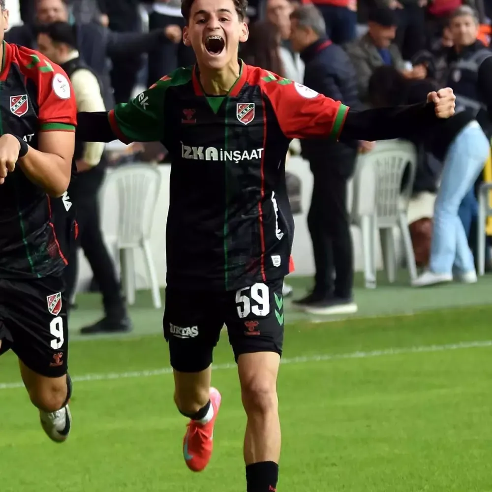 Fenerbahçe, Karşıyaka'nın Genç Yıldızı Adem Yeşilyurt'u Kadrosuna Kattı