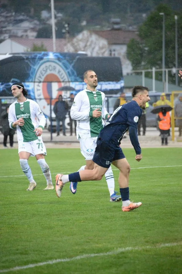 Fethiyespor Lider Bursaspor'a Geçit Vermedi: Saha Karıştı, 'Hain' Tartışması Gündeme Damga Vurdu