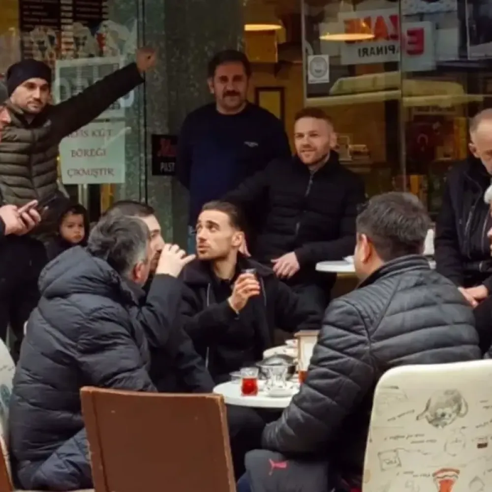 Galatasaraylı Yıldız Futbolcu Eski Mahallesini Ziyaret Etti