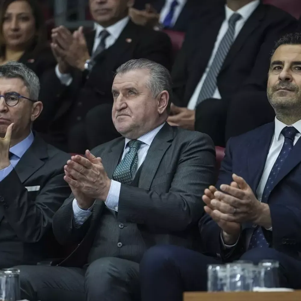 Gençlik ve Spor Bakanı Osman Aşkın Bak, güreş turnuvasının açılış törenine katıldı
