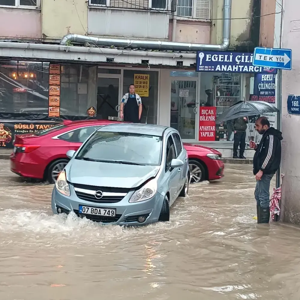 İzmir'de Sağanak Yağış Cadde ve Sokakları Suyla Doldurdu