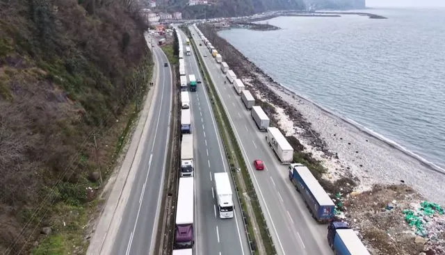 Kafkasya’ya Açılan Kapıda Bayram Mesaisi: Sarp Sınır Kapısı’nda Kilometrelerce Kuyruk Oluştu