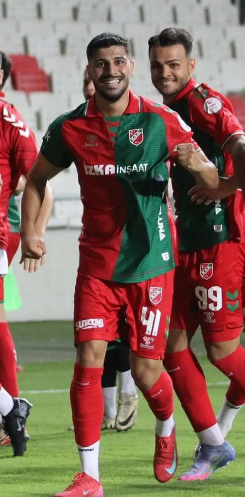 Karşıyaka'da Bahis Soruşturması Sonucu Ceza Alan Futbolcu Takımdan Ayrılmadı