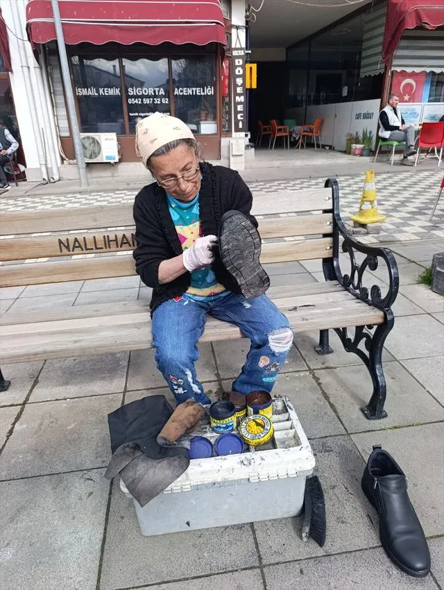 Nallıhan'da yaşayan kadın eşinin ayakkabı boyacılığı mesleğini devraldı