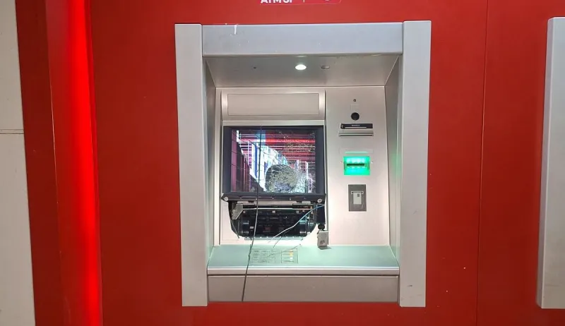 Adana'da ATM'ye Zarar Veren Şüpheli Yakalandı: Güvenlik Kamerası Olayı Kaydetti