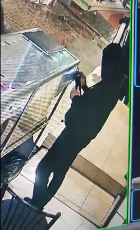 Adana'da Müşteri Kılığındaki Hırsızın Akılalmaz Planı: Fiyat Sordu, Telefonu Çaldı