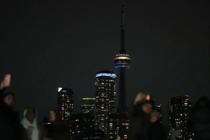 Dünya Çapında Çevre Bilincine Çağrı: CN Tower Karanlığa Gömüldü