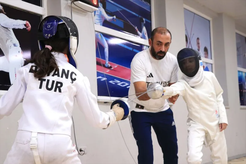 Elazığ'ın Genç Kılıcı Elif Reyyan: Antrenör Babasıyla Olimpiyat Yolunda
