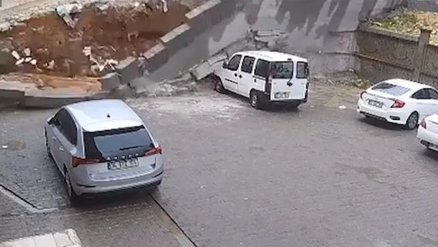 Şanlıurfa'da sağanak nedeniyle cadde ve sokaklar göle döndü