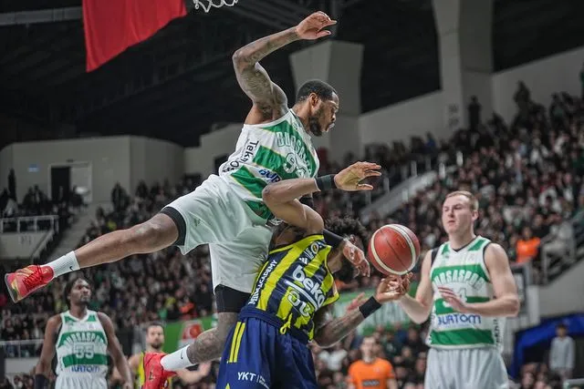 Türkiye'de Basketbol Ateşi: Bursaspor'un Fenerbahçe Beko'ya Karşı Zaferi