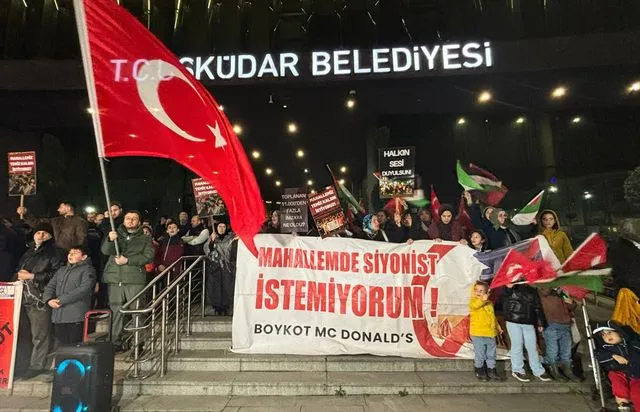 Üsküdar'da mahalle sakinlerinin McDonald's protestosu sürüyor